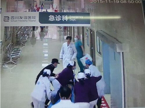 眾人抬公交 醫(yī)生鉆車(chē)底 護(hù)士跪擔(dān)架 輪下救命
