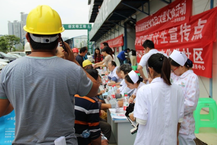 工地義診暖人心 友誼與您永相伴―四川友誼醫(yī)院2015年“服務(wù)百姓健康行動”大型義診活動