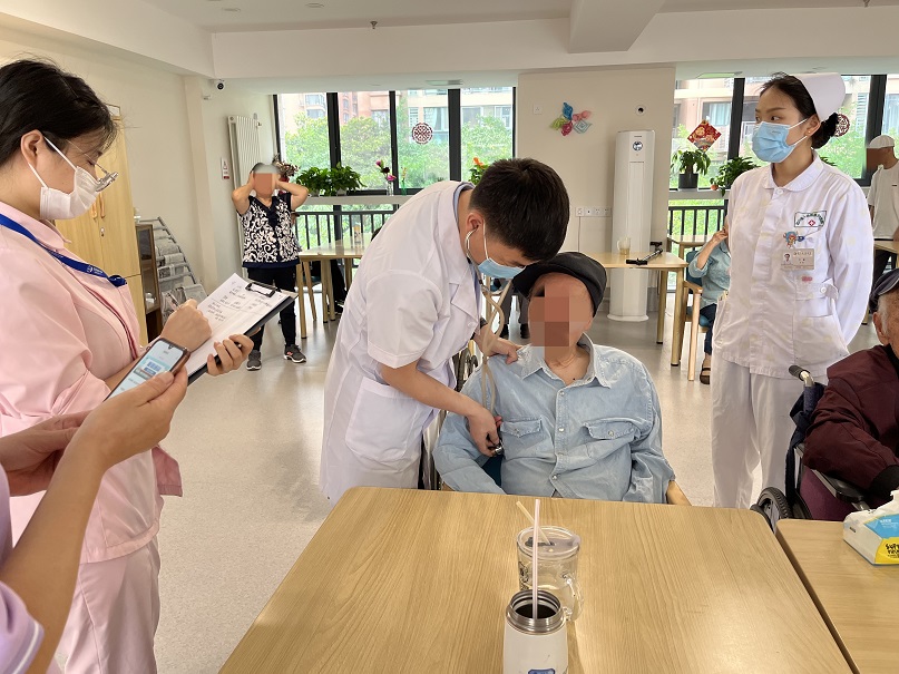 把健康送上門(mén)――四川友誼醫(yī)院走進(jìn)養(yǎng)老中心開(kāi)展送健康巡診活動(dòng)