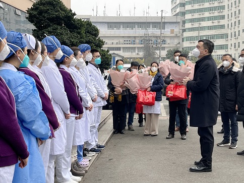 王乾副市長一行到四川友誼醫(yī)院實地調(diào)研醫(yī)療救治保障工作并慰問堅守崗位醫(yī)務(wù)人員