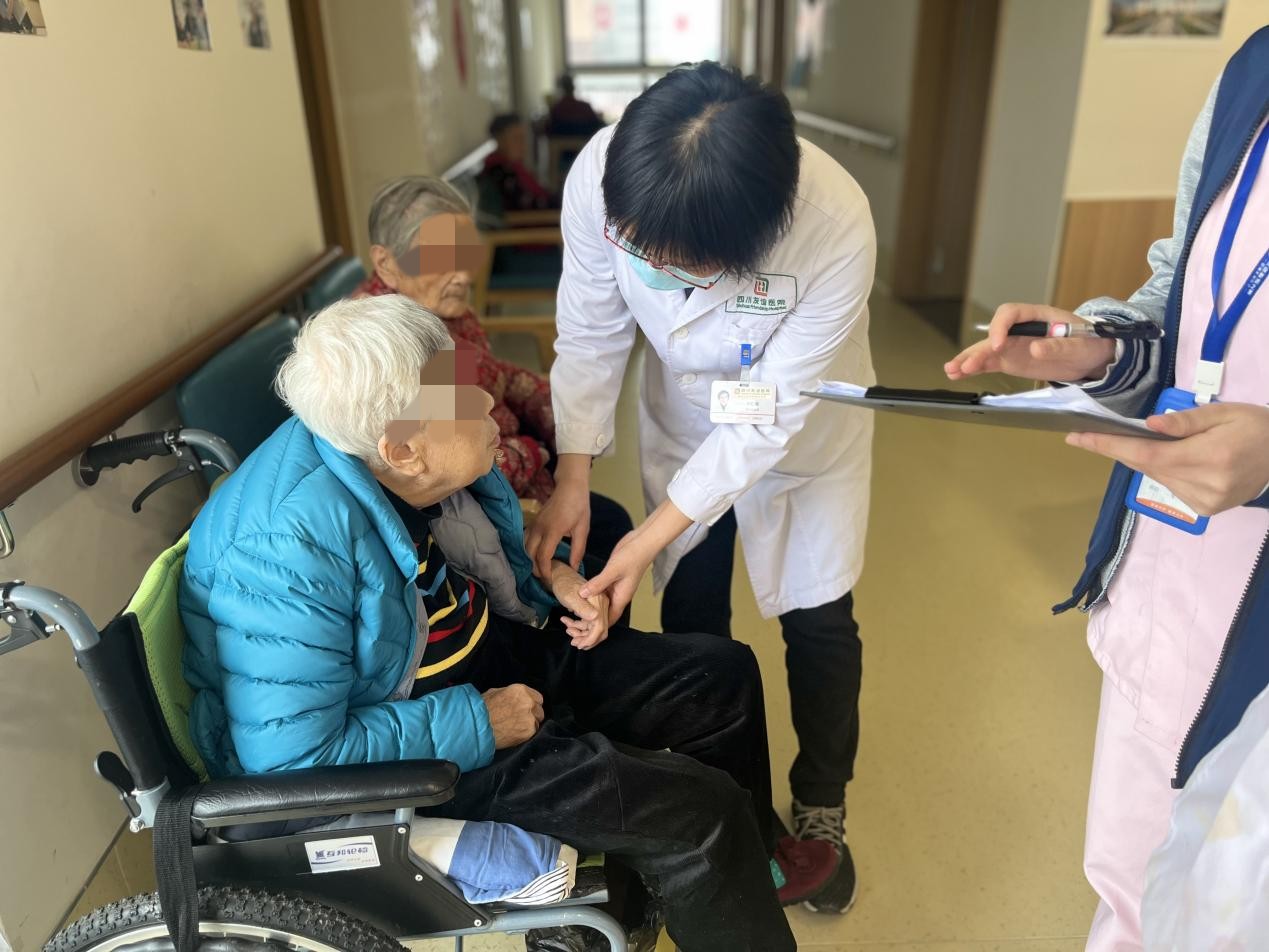 “關(guān)愛老人送健康”友誼在行動
