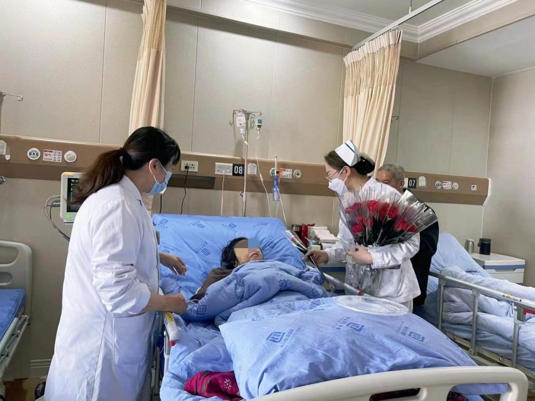別樣女神節(jié)│內(nèi)分泌科醫(yī)護(hù)人員為患者獻(xiàn)花送祝福