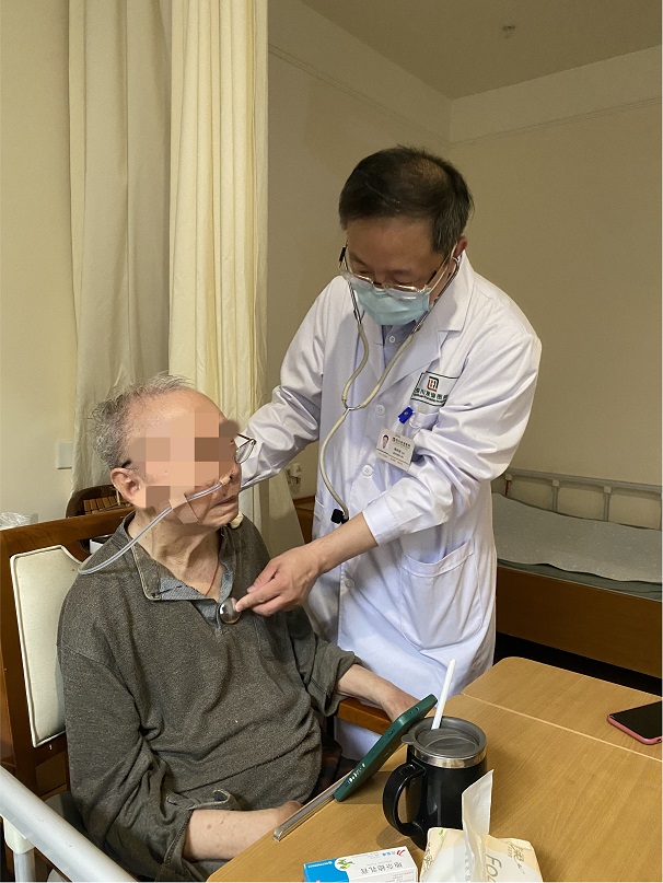 四川友誼醫(yī)院走進福鄰養(yǎng)老公寓巡診送愛心
