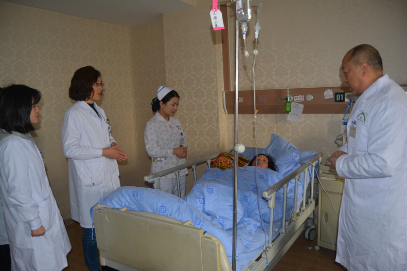 四川友誼醫(yī)院看望慰問2018年春節(jié)期間住院病人