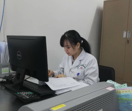 院內(nèi)院外都是情，醫(yī)患和諧一家親