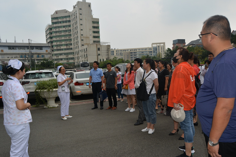 江蘇省連云港市社區(qū)黨組織書記加強城市基層黨建工作專題培訓班到四川友誼醫(yī)院參觀交流黨建工作